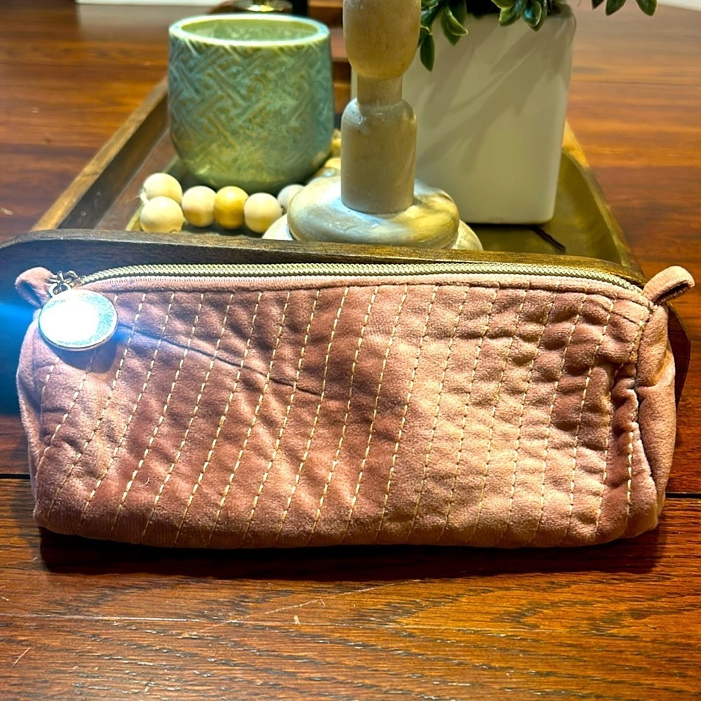 💥2/$10 
Beautiful Blush Pink Velvet & Gold Hardware Cosmetic Brush Bag